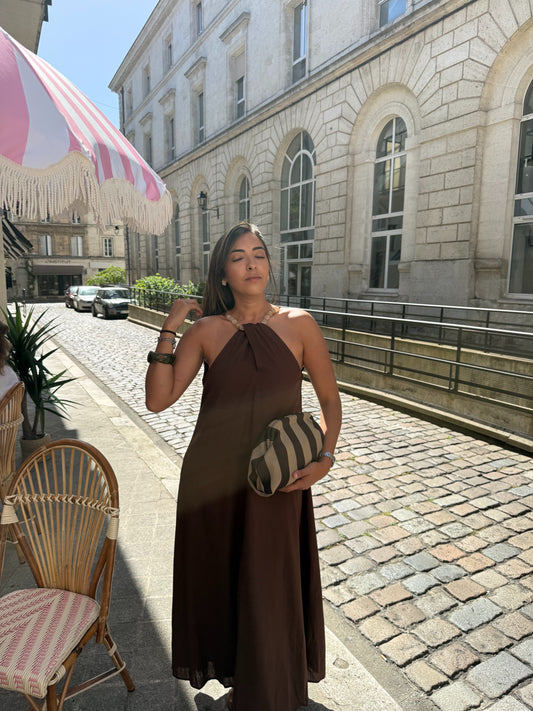 Robe marron à bijoux
