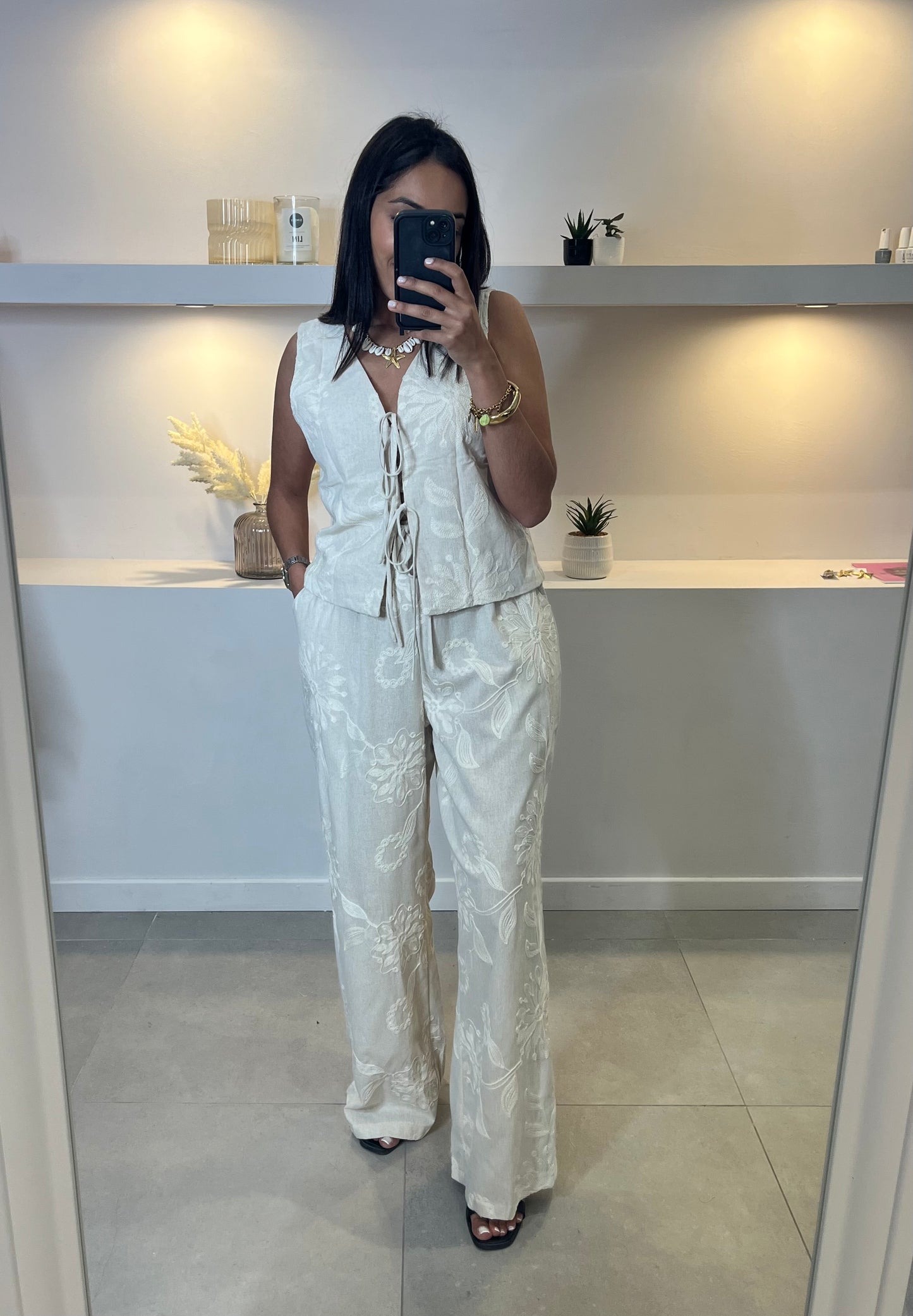 Ensemble beige avec noeuds