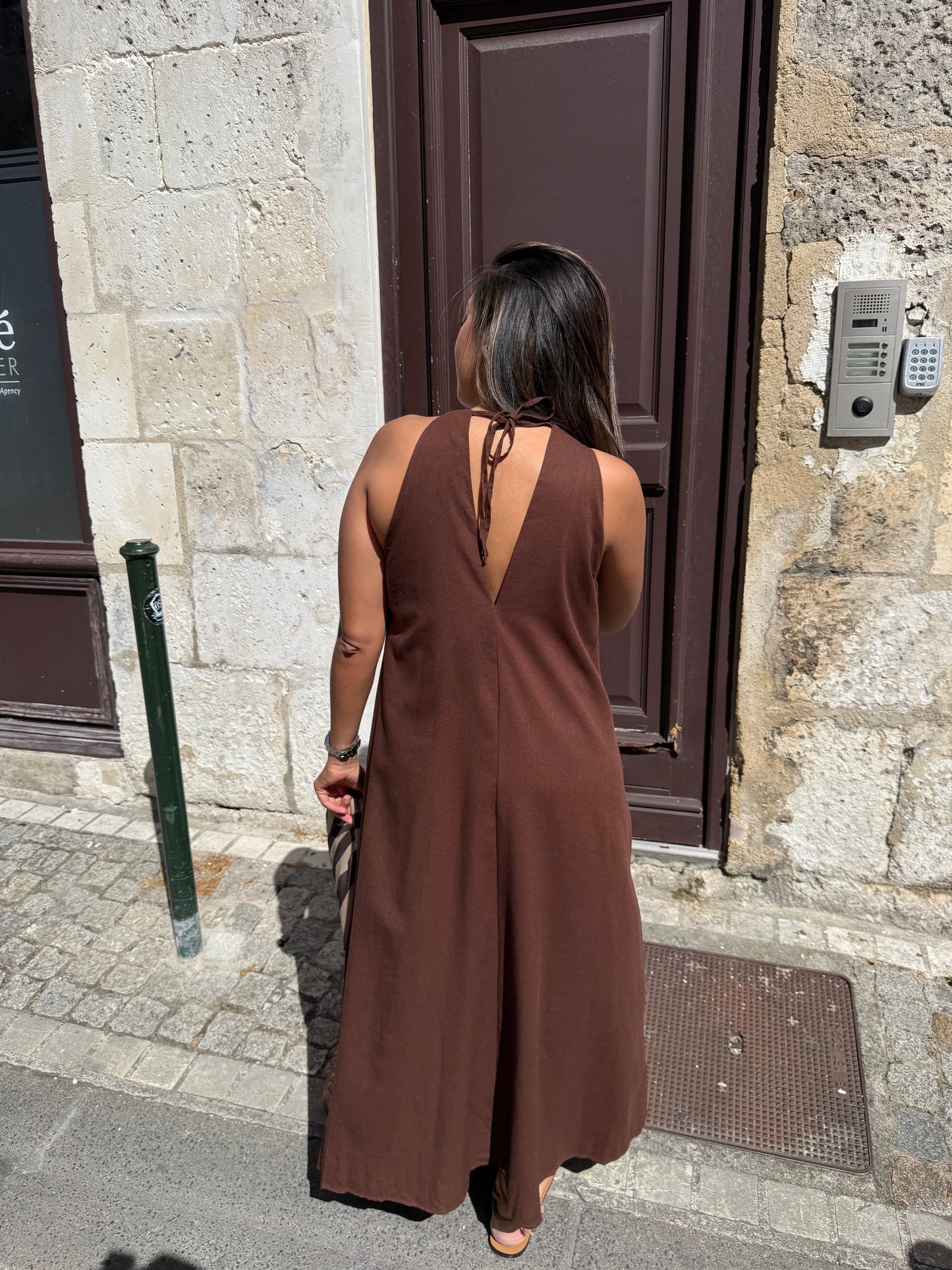 Robe marron à bijoux